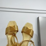 【Valentino】𝟐𝟎𝟐𝟏/𝐒𝐒 𝐧𝐞𝐰 Valentino Early Spring Collection Lace-up Sandals