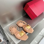 【Valentino】𝟐𝟎𝟐𝟏/𝐒𝐒 𝐧𝐞𝐰 Valentino Early Spring Collection Lace-up Sandals