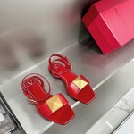 【Valentino】𝟐𝟎𝟐𝟏/𝐒𝐒 𝐧𝐞𝐰 Valentino Early Spring Collection Lace-up Sandals