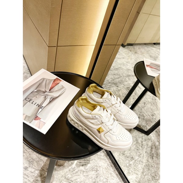【Valentino】𝟐𝟎𝟐𝟏/𝐒𝐒 𝐧𝐞𝐰 Valentino 2021 fall and winter new one stud sneakers couples on the new