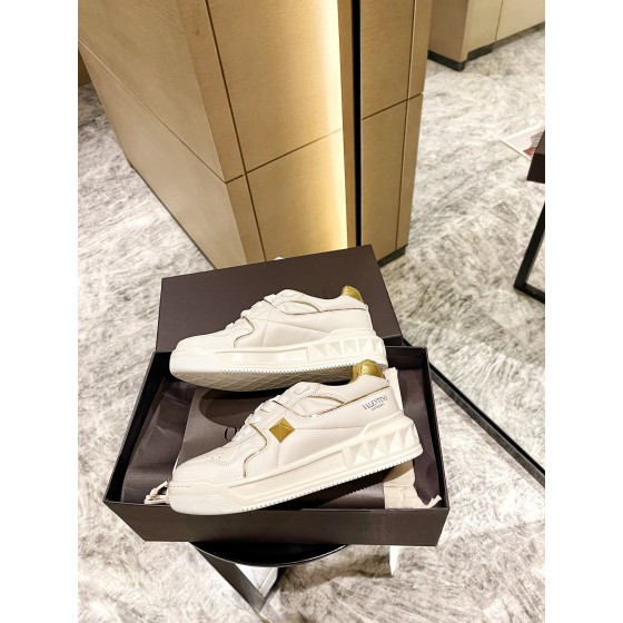 【Valentino】𝟐𝟎𝟐𝟏/𝐒𝐒 𝐧𝐞𝐰 Valentino 2021 fall and winter new one stud sneakers couples on the new