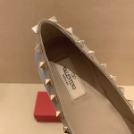 【Valentino】𝟐𝟎𝟐𝟏/𝐒𝐒 𝐧𝐞𝐰 Valentino studded flat shoes top version OEM level exclusive models