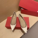 【Valentino】𝟐𝟎𝟐𝟏/𝐒𝐒 𝐧𝐞𝐰 Valentino studded flat shoes top version OEM level exclusive models