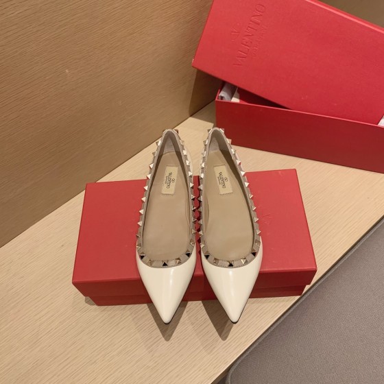 【Valentino】𝟐𝟎𝟐𝟏/𝐒𝐒 𝐧𝐞𝐰 Valentino studded flat shoes top version OEM level exclusive models