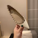 【Valentino】𝟐𝟎𝟐𝟏/𝐒𝐒 𝐧𝐞𝐰 Valentino studded flat shoes top version OEM level exclusive models