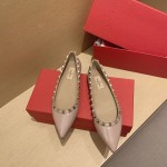 【Valentino】𝟐𝟎𝟐𝟏/𝐒𝐒 𝐧𝐞𝐰 Valentino studded flat shoes top version OEM level exclusive models