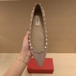【Valentino】𝟐𝟎𝟐𝟏/𝐒𝐒 𝐧𝐞𝐰 Valentino studded flat shoes top version OEM level exclusive models