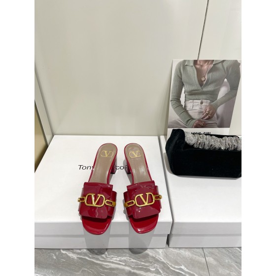 【Valentino】𝟐𝟎𝟐𝟏/𝐒𝐒 𝐧𝐞𝐰  Valentino 2022 / fw spring and summer new women's slippers