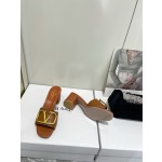 【Valentino】𝟐𝟎𝟐𝟏/𝐒𝐒 𝐧𝐞𝐰  Valentino 2022 / fw spring and summer new women's slippers