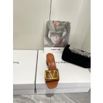 【Valentino】𝟐𝟎𝟐𝟏/𝐒𝐒 𝐧𝐞𝐰  Valentino 2022 / fw spring and summer new women's slippers