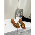 【Valentino】𝟐𝟎𝟐𝟏/𝐒𝐒 𝐧𝐞𝐰  Valentino 2022 / fw spring and summer new women's slippers