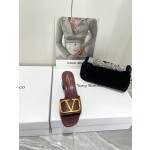 【Valentino】𝟐𝟎𝟐𝟏/𝐒𝐒 𝐧𝐞𝐰  Valentino 2022 / fw spring and summer new women's slippers