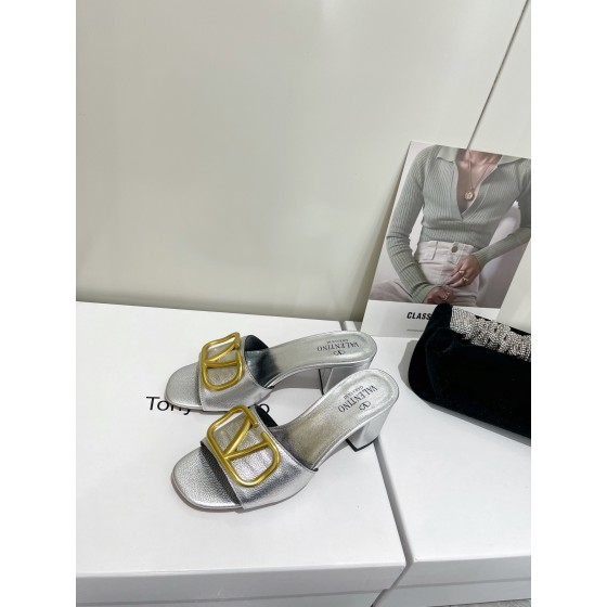 【Valentino】𝟐𝟎𝟐𝟏/𝐒𝐒 𝐧𝐞𝐰  Valentino 2022 / fw spring and summer new women's slippers