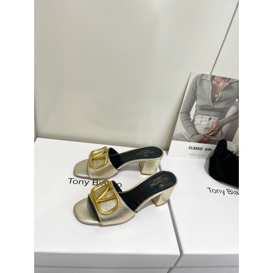 【Valentino】𝟐𝟎𝟐𝟏/𝐒𝐒 𝐧𝐞𝐰  Valentino 2022 / fw spring and summer new women's slippers
