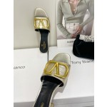 【Valentino】𝟐𝟎𝟐𝟏/𝐒𝐒 𝐧𝐞𝐰  Valentino 2022 / fw spring and summer new women's slippers