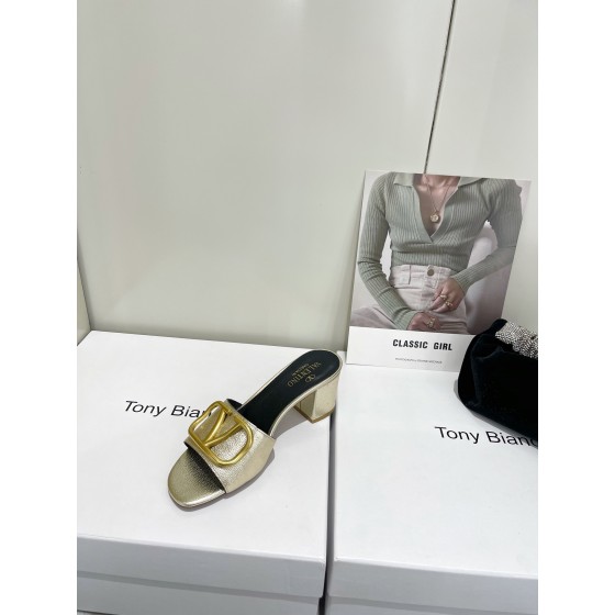 【Valentino】𝟐𝟎𝟐𝟏/𝐒𝐒 𝐧𝐞𝐰  Valentino 2022 / fw spring and summer new women's slippers