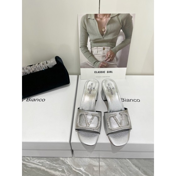 【Valentino】𝟐𝟎𝟐𝟏/𝐒𝐒 𝐧𝐞𝐰  Valentino 2022 / fw spring and summer new women's slippers