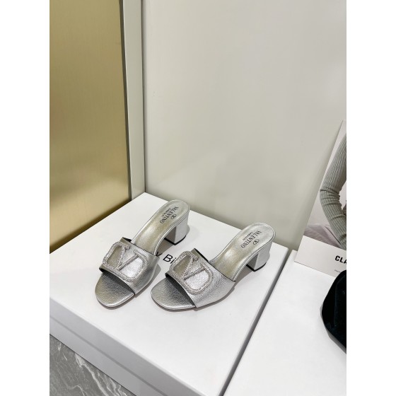 【Valentino】𝟐𝟎𝟐𝟏/𝐒𝐒 𝐧𝐞𝐰  Valentino 2022 / fw spring and summer new women's slippers