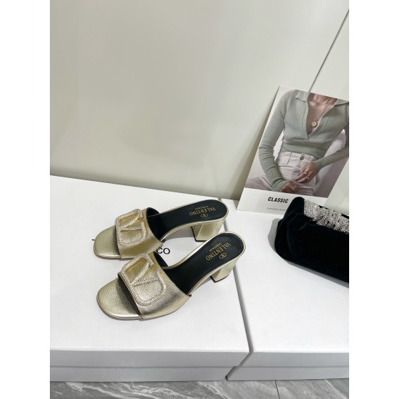 【Valentino】𝟐𝟎𝟐𝟏/𝐒𝐒 𝐧𝐞𝐰  Valentino 2022 / fw spring and summer new women's slippers