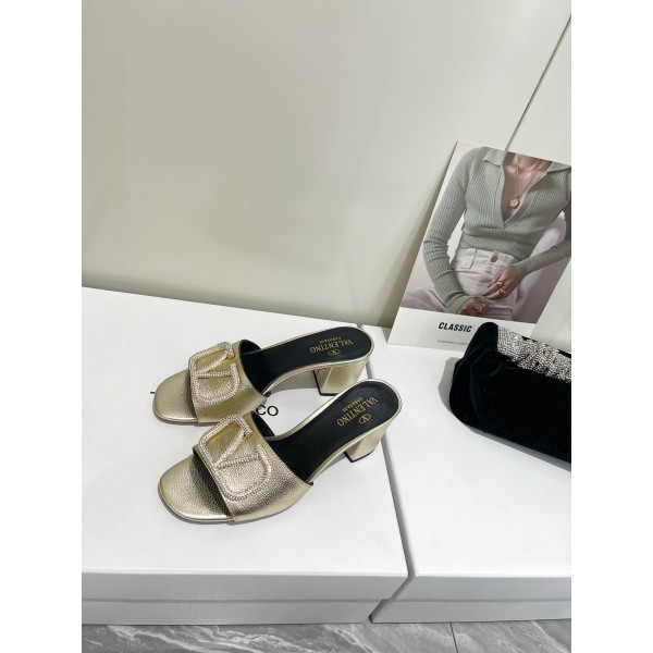 【Valentino】𝟐𝟎𝟐𝟏/𝐒𝐒 𝐧𝐞𝐰  Valentino 2022 / fw spring and summer new women's slippers