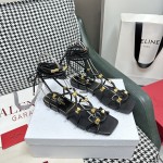 【Valentino】𝟐𝟎𝟐𝟏/𝐒𝐒 𝐧𝐞𝐰  Valentino's newest collection of Roman sandals with Italian printed leather soles