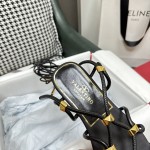 【Valentino】𝟐𝟎𝟐𝟏/𝐒𝐒 𝐧𝐞𝐰  Valentino's newest collection of Roman sandals with Italian printed leather soles