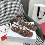 【Valentino】𝟐𝟎𝟐𝟏/𝐒𝐒 𝐧𝐞𝐰  Valentino's newest collection of Roman sandals with Italian printed leather soles