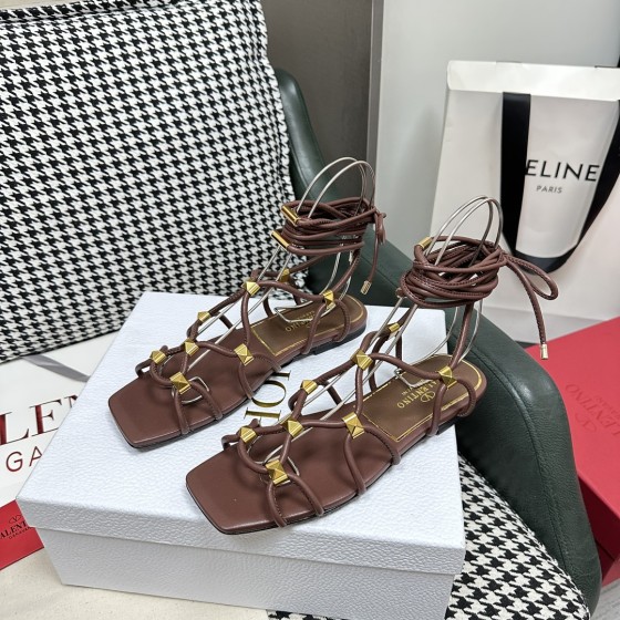 【Valentino】𝟐𝟎𝟐𝟏/𝐒𝐒 𝐧𝐞𝐰  Valentino's newest collection of Roman sandals with Italian printed leather soles