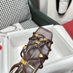 【Valentino】𝟐𝟎𝟐𝟏/𝐒𝐒 𝐧𝐞𝐰  Valentino's newest collection of Roman sandals with Italian printed leather soles