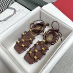 【Valentino】𝟐𝟎𝟐𝟏/𝐒𝐒 𝐧𝐞𝐰  Valentino's newest collection of Roman sandals with Italian printed leather soles