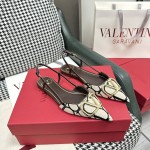 【Valentino】𝟐𝟎𝟐𝟏/𝐒𝐒 𝐧𝐞𝐰  Valentino's newest collection of Roman sandals with Italian printed leather soles