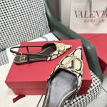 【Valentino】𝟐𝟎𝟐𝟏/𝐒𝐒 𝐧𝐞𝐰  Valentino's newest collection of Roman sandals with Italian printed leather soles