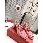 【Valentino】𝟐𝟎𝟐𝟏/𝐒𝐒 𝐧𝐞𝐰  Valentino fabric patent leather lining sheepskin sole cowhide