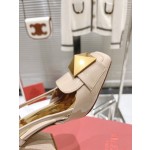 【Valentino】𝟐𝟎𝟐𝟏/𝐒𝐒 𝐧𝐞𝐰  Valentino fabric patent leather lining sheepskin sole cowhide