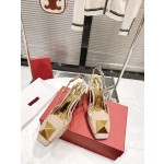 【Valentino】𝟐𝟎𝟐𝟏/𝐒𝐒 𝐧𝐞𝐰  Valentino fabric patent leather lining sheepskin sole cowhide