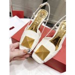 【Valentino】𝟐𝟎𝟐𝟏/𝐒𝐒 𝐧𝐞𝐰  Valentino fabric patent leather lining sheepskin sole cowhide