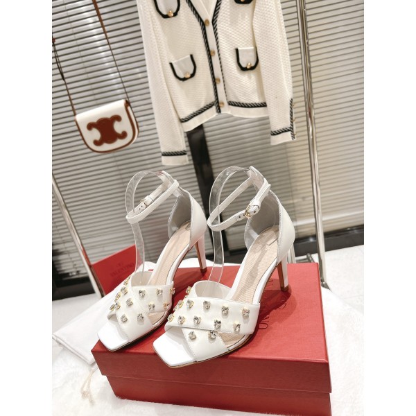 【Valentino】𝟐𝟎𝟐𝟏/𝐒𝐒 𝐧𝐞𝐰  Valentino fabric patent leather lining sheepskin sole cowhide