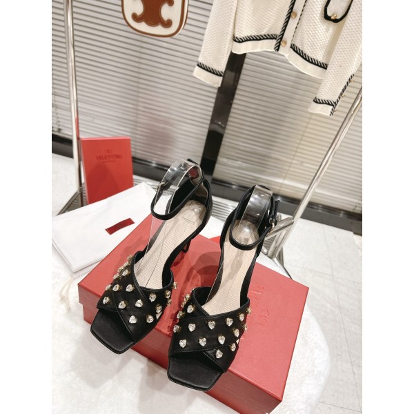 【Valentino】𝟐𝟎𝟐𝟏/𝐒𝐒 𝐧𝐞𝐰  Valentino fabric patent leather lining sheepskin sole cowhide