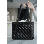 𝗖𝗛𝗔𝗡𝗘𝗟✦ Made of original tire cow patent leather 𝟮𝟮k Premium Handmade Workshop Patent Leather Shoulder Bag