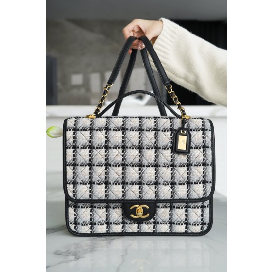 𝗖𝗛𝗔𝗡𝗘𝗟✦ In tweed weave 𝟮𝟮k Premium Handmade Workshop Black and white tweed shoulder bag 🖤🤍