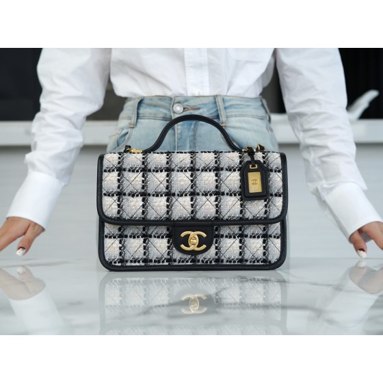 𝗖𝗛𝗔𝗡𝗘𝗟✦ Tweed 𝟮𝟮k long black and white tartan messenger tofu bag 🖤🖤