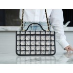 𝗖𝗛𝗔𝗡𝗘𝗟✦ Tweed 𝟮𝟮k long black and white tartan messenger tofu bag 🖤🖤