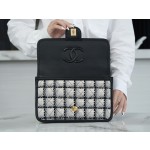 𝗖𝗛𝗔𝗡𝗘𝗟✦ Tweed 𝟮𝟮k long black and white tartan messenger tofu bag 🖤🖤