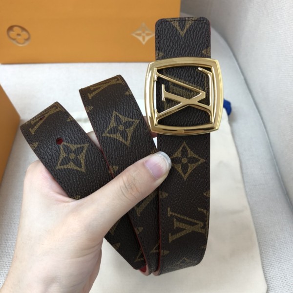 LOUIS VUITTO iconic LV Initiales design