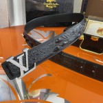 LOUIS VUITTO uses real crocodile 🐊🐊 skin and bone back skin for the body. There is no splicing at the tail