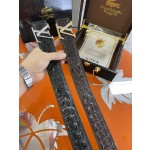 LOUIS VUITTO uses real crocodile 🐊🐊 skin and bone back skin for the body. There is no splicing at the tail