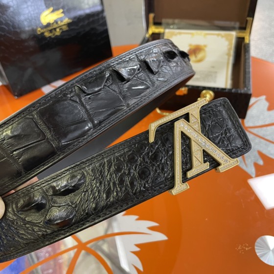 LOUIS VUITTO uses real crocodile 🐊🐊 skin and bone back skin for the body. There is no splicing at the tail