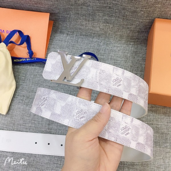 LOUIS VUITTO reversible belt in Monogram canvas and leather