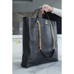 𝗖𝗛𝗔𝗘𝗡𝗟✦ 𝟐𝟐𝐬𝐬 latest 𝗠𝗮𝘅𝗶 shopping bag 🛍️ genuine leather black