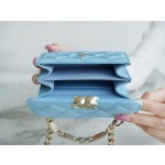 𝗖𝗛𝗔𝗘𝗡𝗟✦ 𝟮𝟮𝐒 Enamel Handle Chain Bag Blue